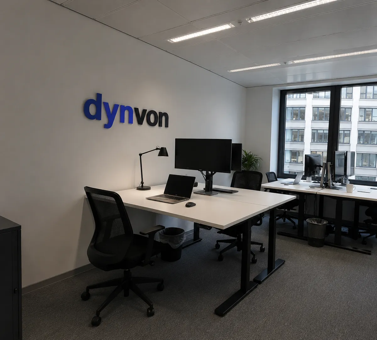 dynvon Büro in Nürnberg mit Logo an der Wand